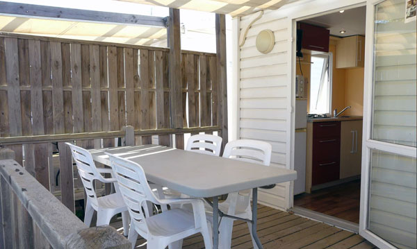Terrasse extérieure en bois avec chaises et table