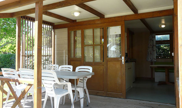 Terrasse extérieure en bois avec chaises et table