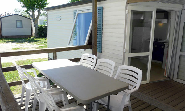 Terrasse extérieure en bois avec chaises et table