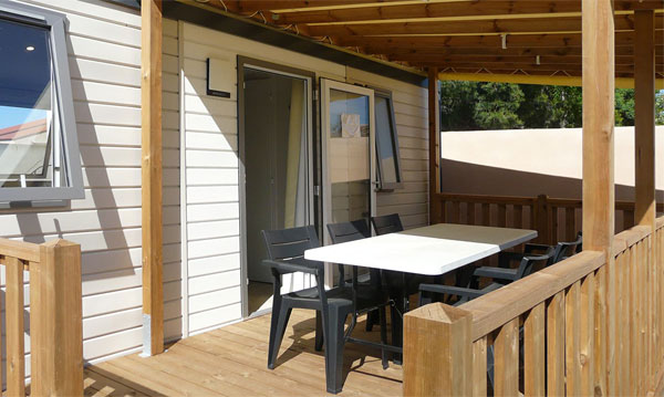 Terrasse extérieure en bois avec chaises et table